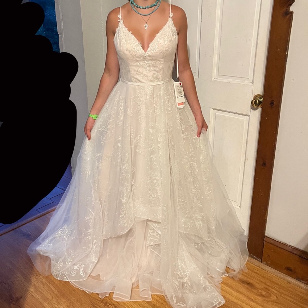 Brand New wedding dress size 6
